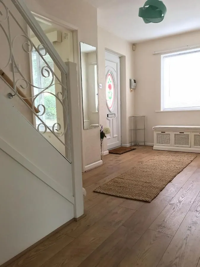 Lovely Bournemouth Cottage With Beautiful Large Garden, 5 Min To The Beach By Car Holiday home