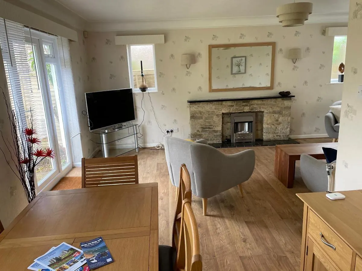 Lovely Bournemouth Cottage With Beautiful Large Garden, 5 Min To The Beach By Car