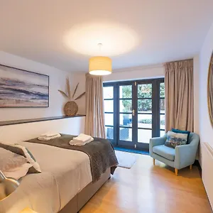 Apartment Modern Near Gardens With Large Decking Area - Vivre Retreats, Bournemouth